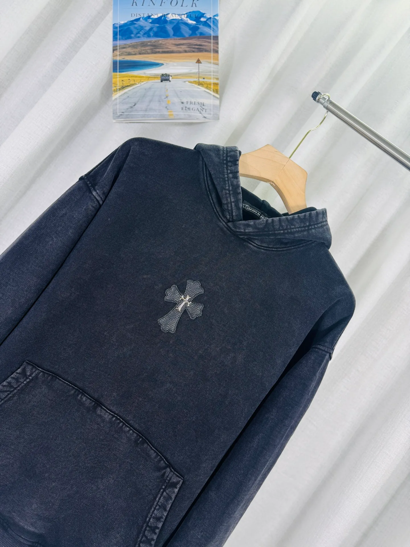 P330 top version, real shot without P, ​​different from market currency) 𝗖𝗵𝗿𝗼𝗺𝗲 𝗛𝗲𝗮𝗿𝘁𝘀/Cro Heart 2025 washed and burned flower patch embroidered autumn and winter new original single counter American veneer 3D three-dimensional couple casual hooded sweatshirt 👑The highest version! Customized fabric 480g tripe terry fabric! American acid-washed and distressed original fabric, laser burning + leather embroidery, exquisite embroidery of letters! The best-selling model in the counter, very comfortable to wear. Accessories: original molded and authenticated collar label➕100% silk wash label. Genuine purchase-grade original hangtag➕matching hanging rope➕3D hanging beads➕original packaging bag. Craftsmanship: The original version has consistent wiring! The highest version of the armhole matching technique! Color: Black Green Size: S M L XL Style No.: 9337